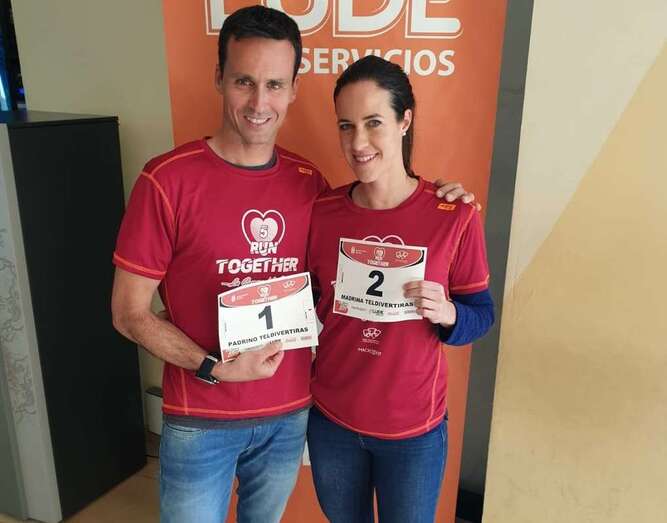 Los jóvenes deportistas Jesús Santana y Beatriz Ojeda, en el momento de retirar sus dorsales (Foto TA)